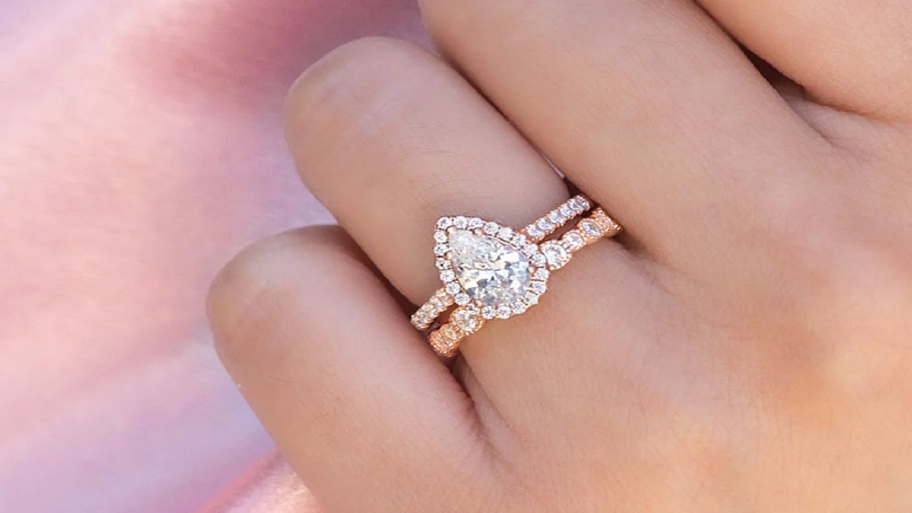 The Allure of Intou’s Pear Cut Engagement Rings: Elegance and Charm